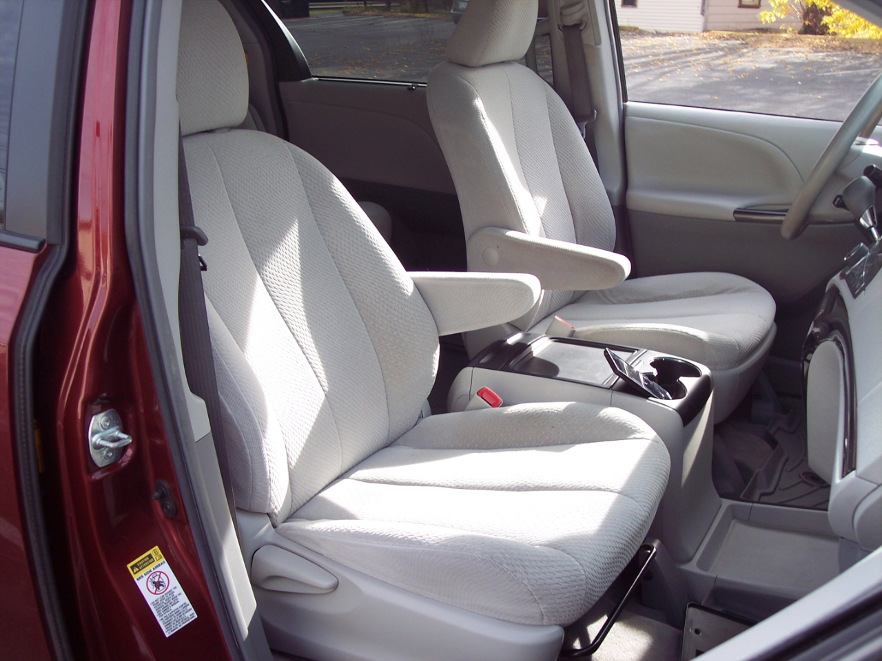 Toyota Sienna 5dr 7-Pass Van V6 LE FWD (Natl) 2013