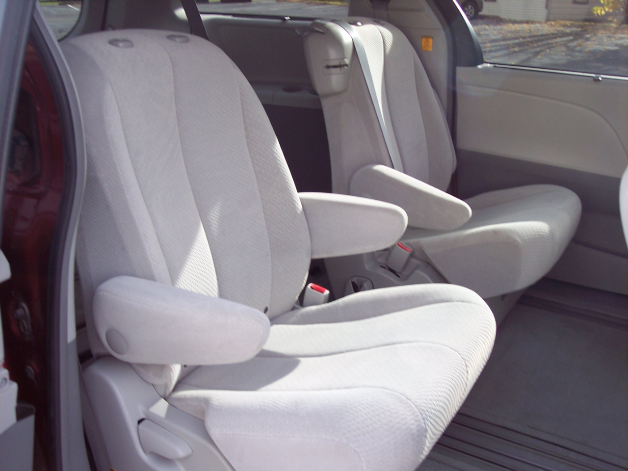 Toyota Sienna 5dr 7-Pass Van V6 LE FWD (Natl) 2013