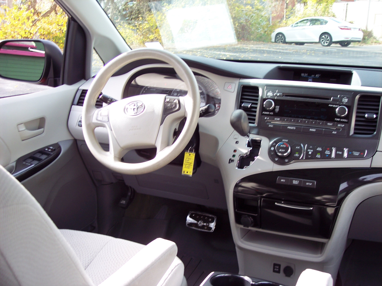 Toyota Sienna 5dr 7-Pass Van V6 LE FWD (Natl) 2013