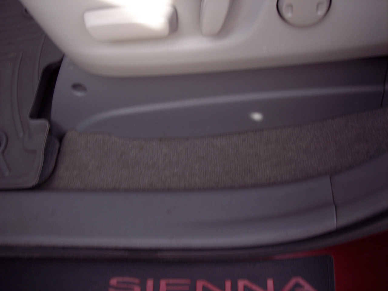 Toyota Sienna 5dr 7-Pass Van V6 LE FWD (Natl) 2013