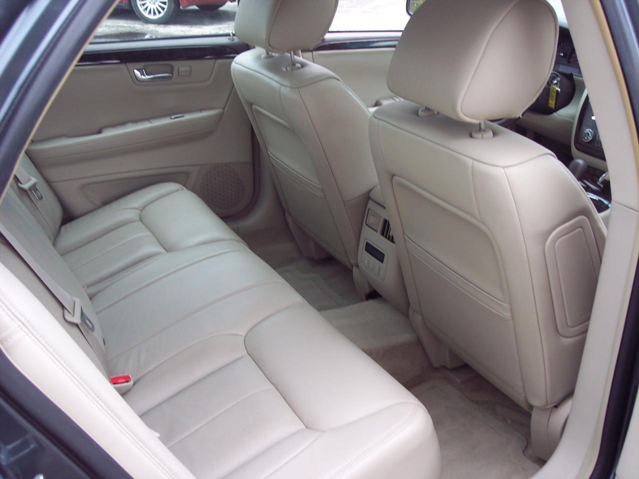 Cadillac DTS 4dr Sdn w/1SC 2010