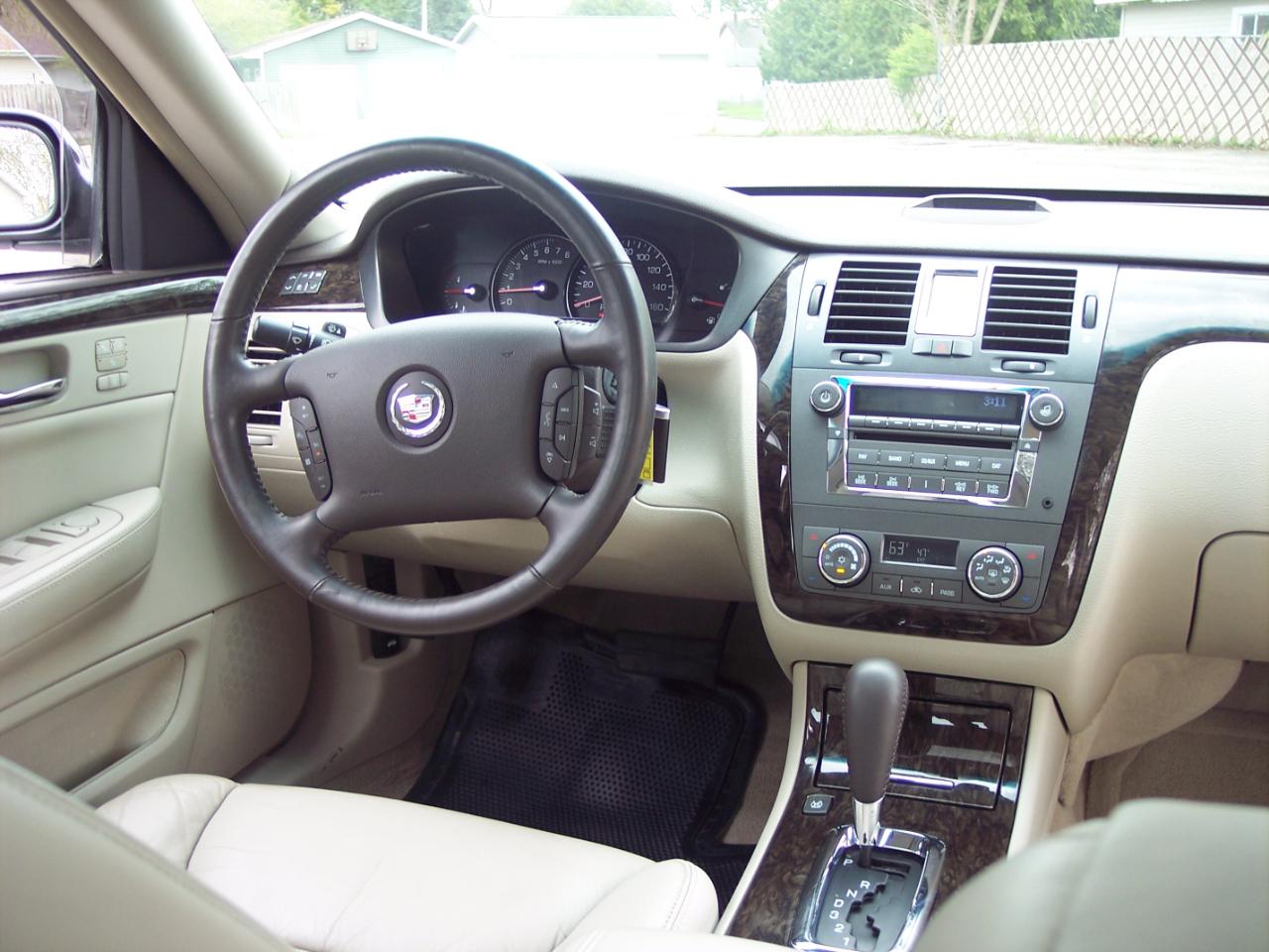 Cadillac DTS 4dr Sdn w/1SC 2010