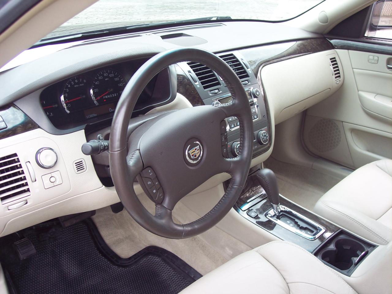 Cadillac DTS 4dr Sdn w/1SC 2010