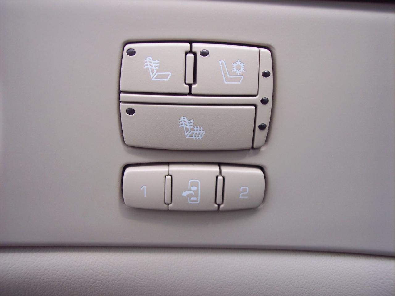 Cadillac DTS 4dr Sdn w/1SC 2010