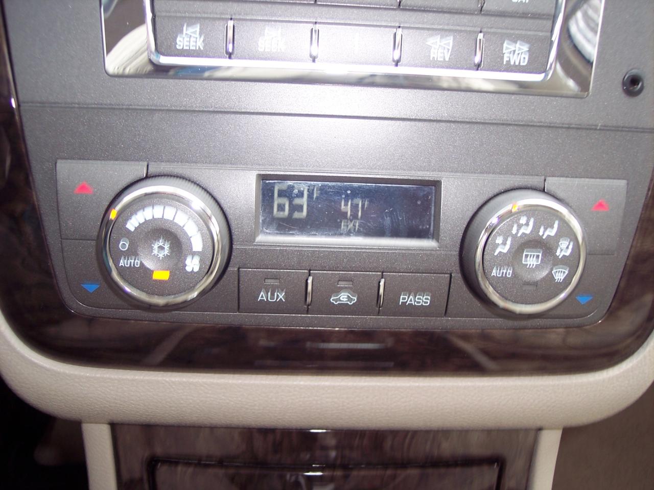 Cadillac DTS 4dr Sdn w/1SC 2010