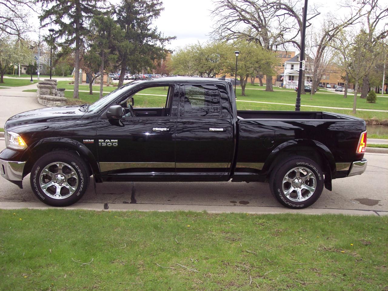 RAM 1500 4WD Quad Cab 140.5" Laramie 2014