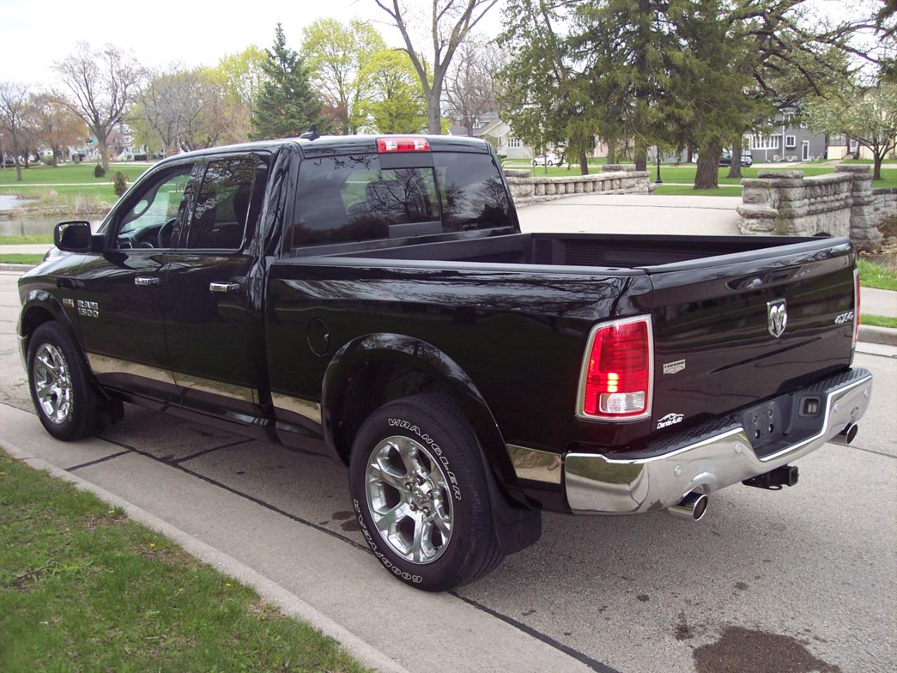 RAM 1500 4WD Quad Cab 140.5" Laramie 2014