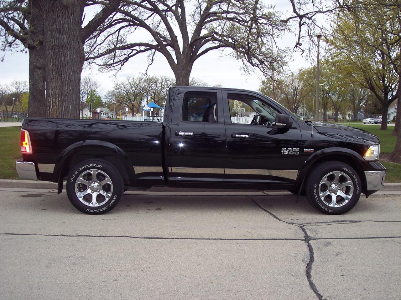 RAM 1500 4WD Quad Cab 140.5" Laramie 2014