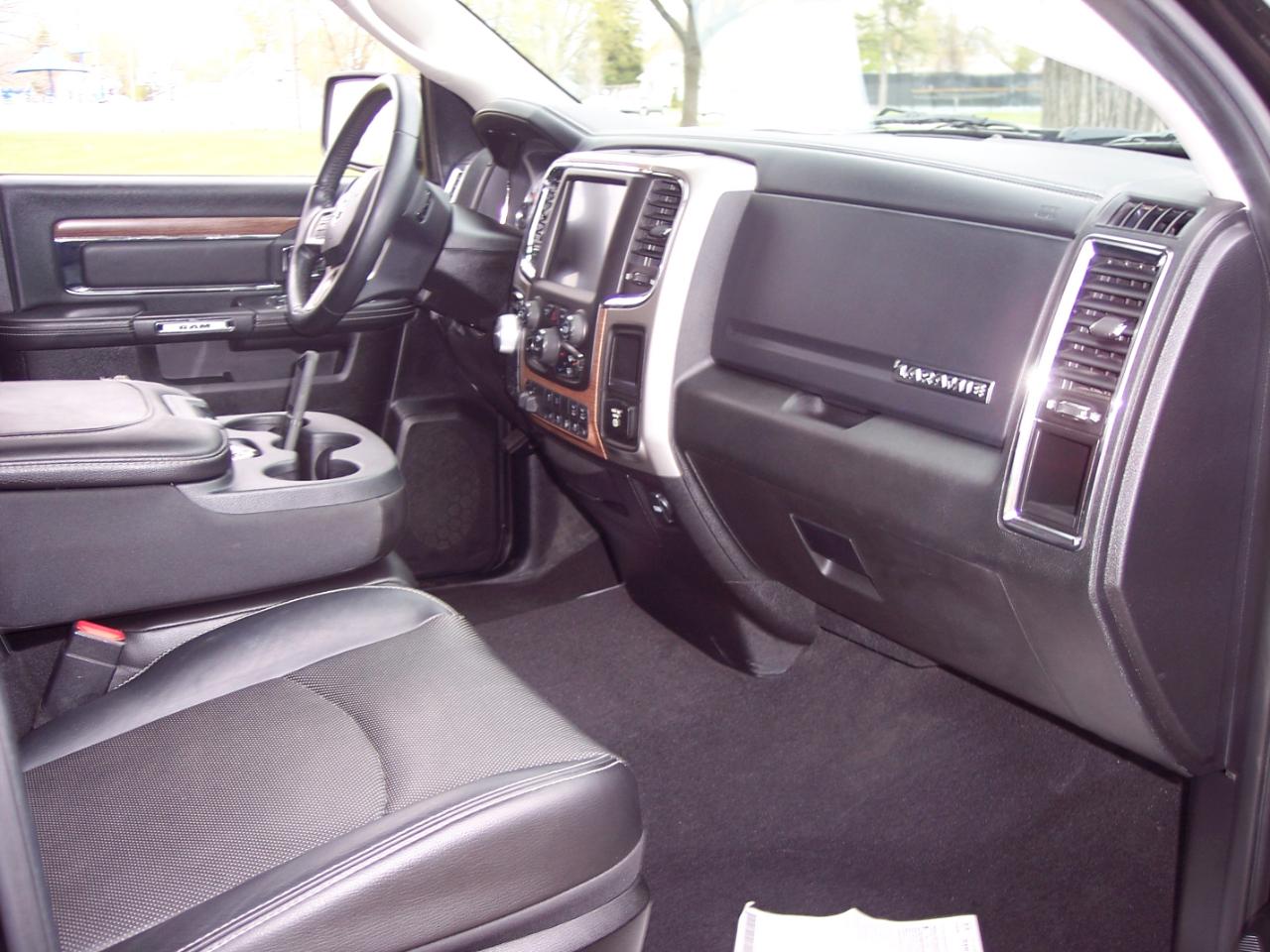 RAM 1500 4WD Quad Cab 140.5" Laramie 2014