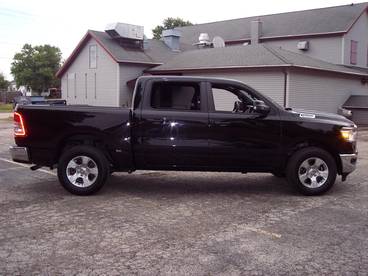RAM 1500 Big Horn 4x4 Crew Cab 5'7" Box 2023