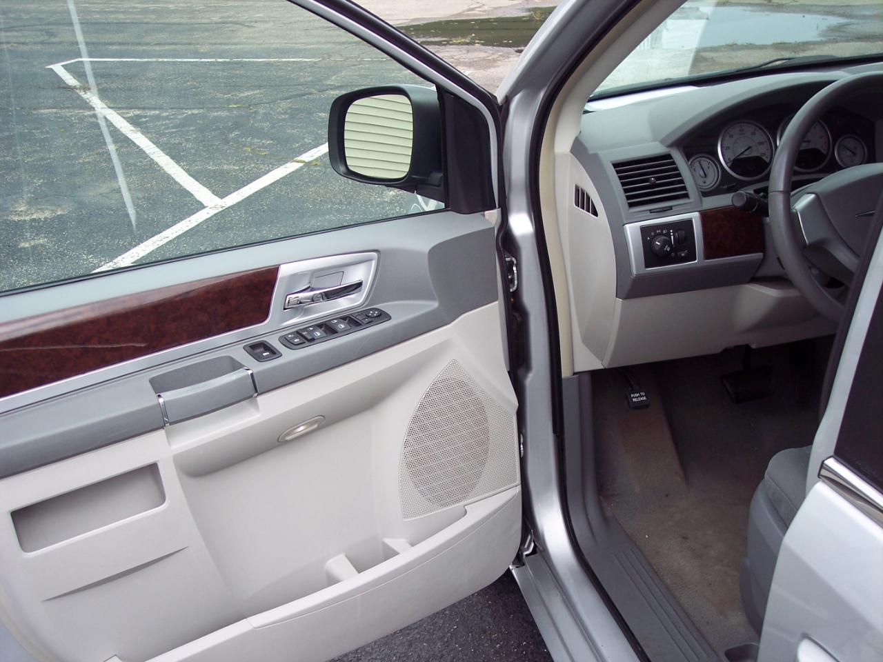 Chrysler Town & Country 4dr Wgn Touring 2010