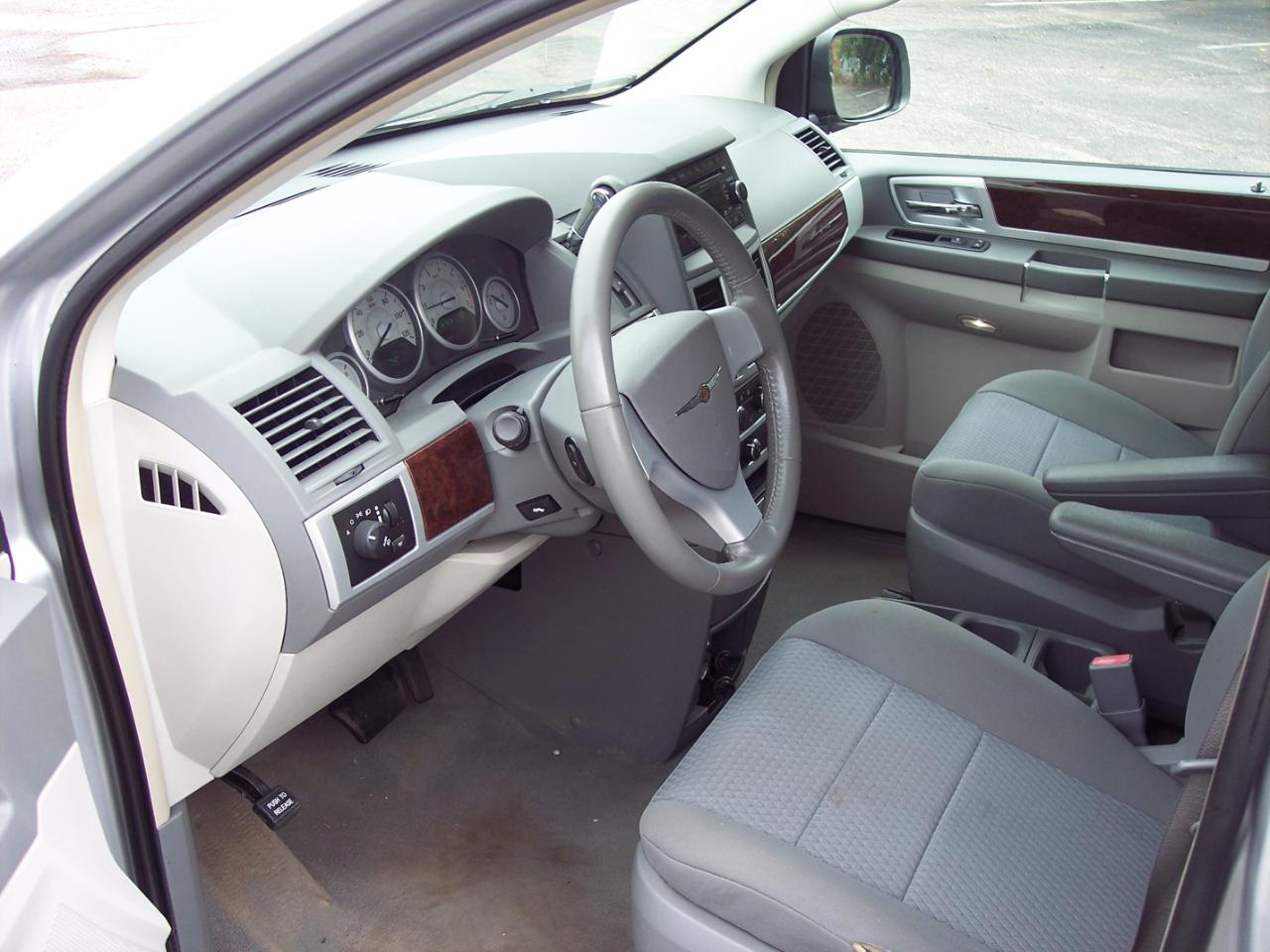 Chrysler Town & Country 4dr Wgn Touring 2010