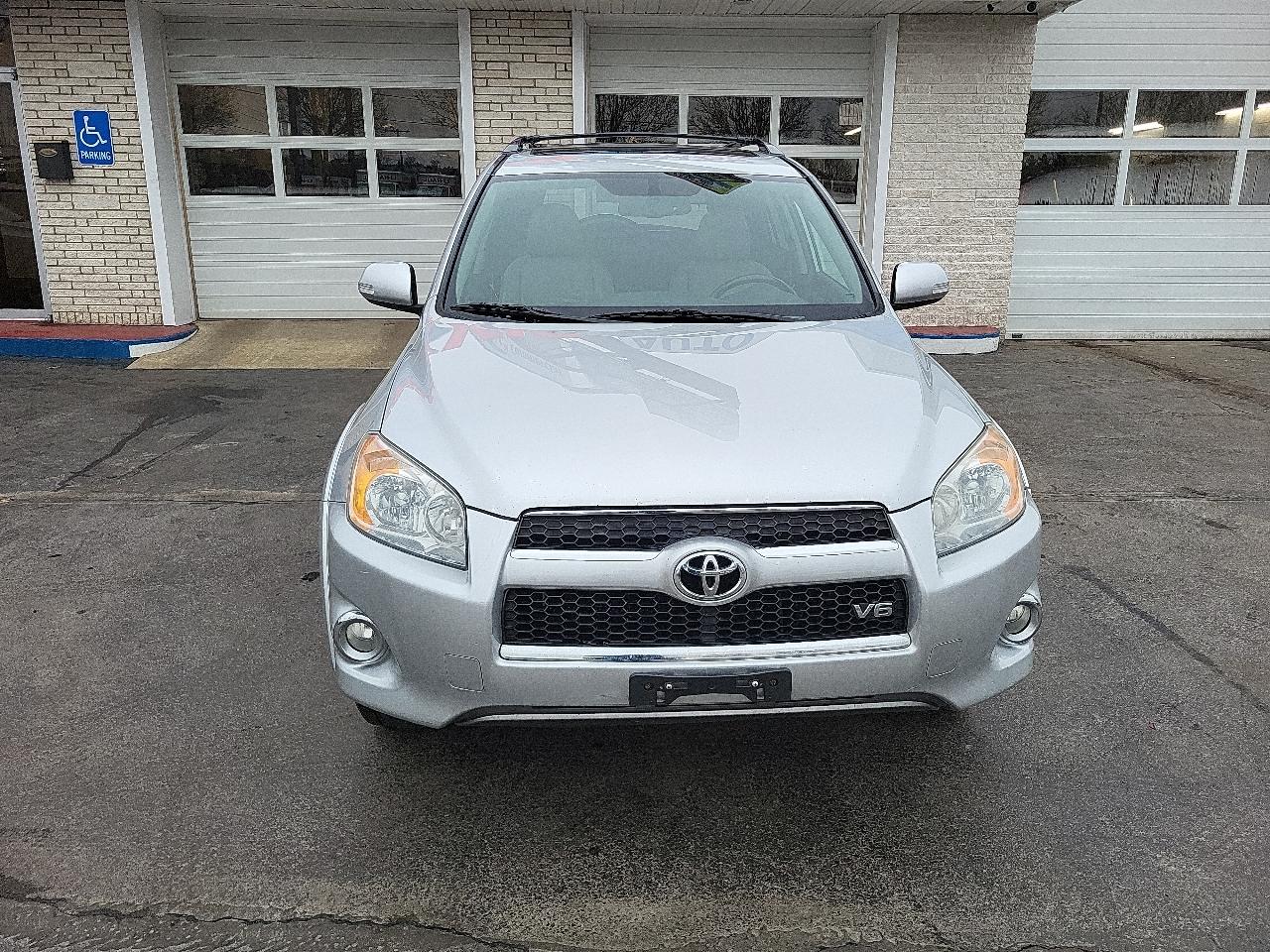 Toyota RAV4 4WD 4dr V6 5-Spd AT Ltd (Natl) 2011