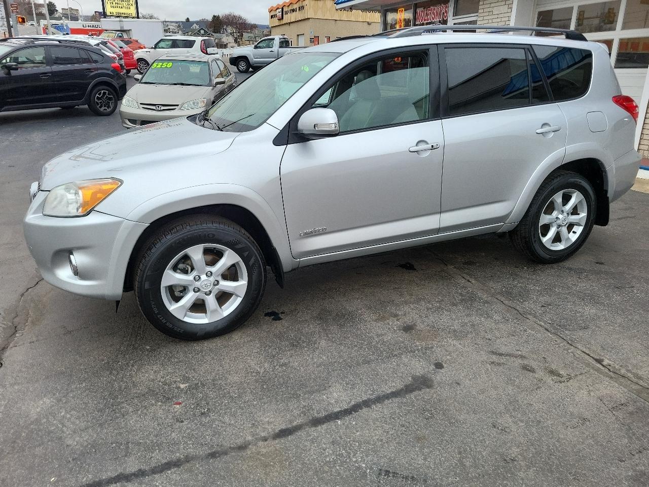 Toyota RAV4 4WD 4dr V6 5-Spd AT Ltd (Natl) 2011