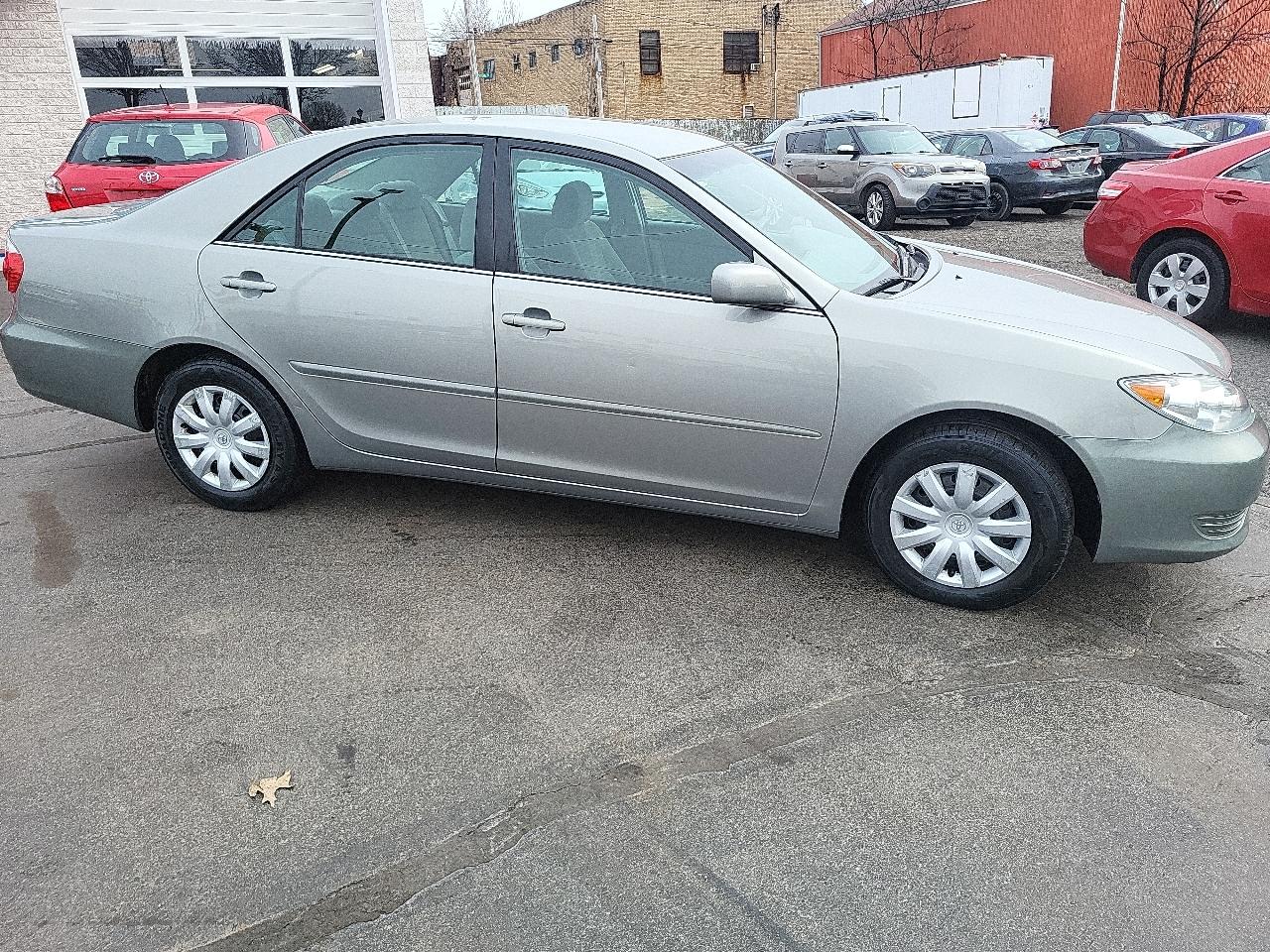 Toyota Camry 4dr Sdn XLE Auto (Natl) 2005