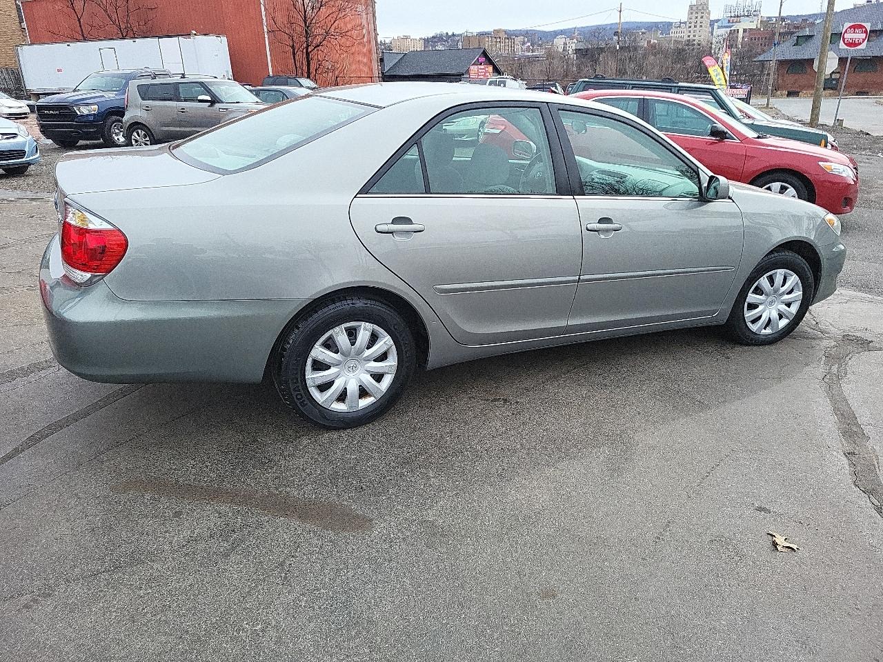Toyota Camry 4dr Sdn XLE Auto (Natl) 2005