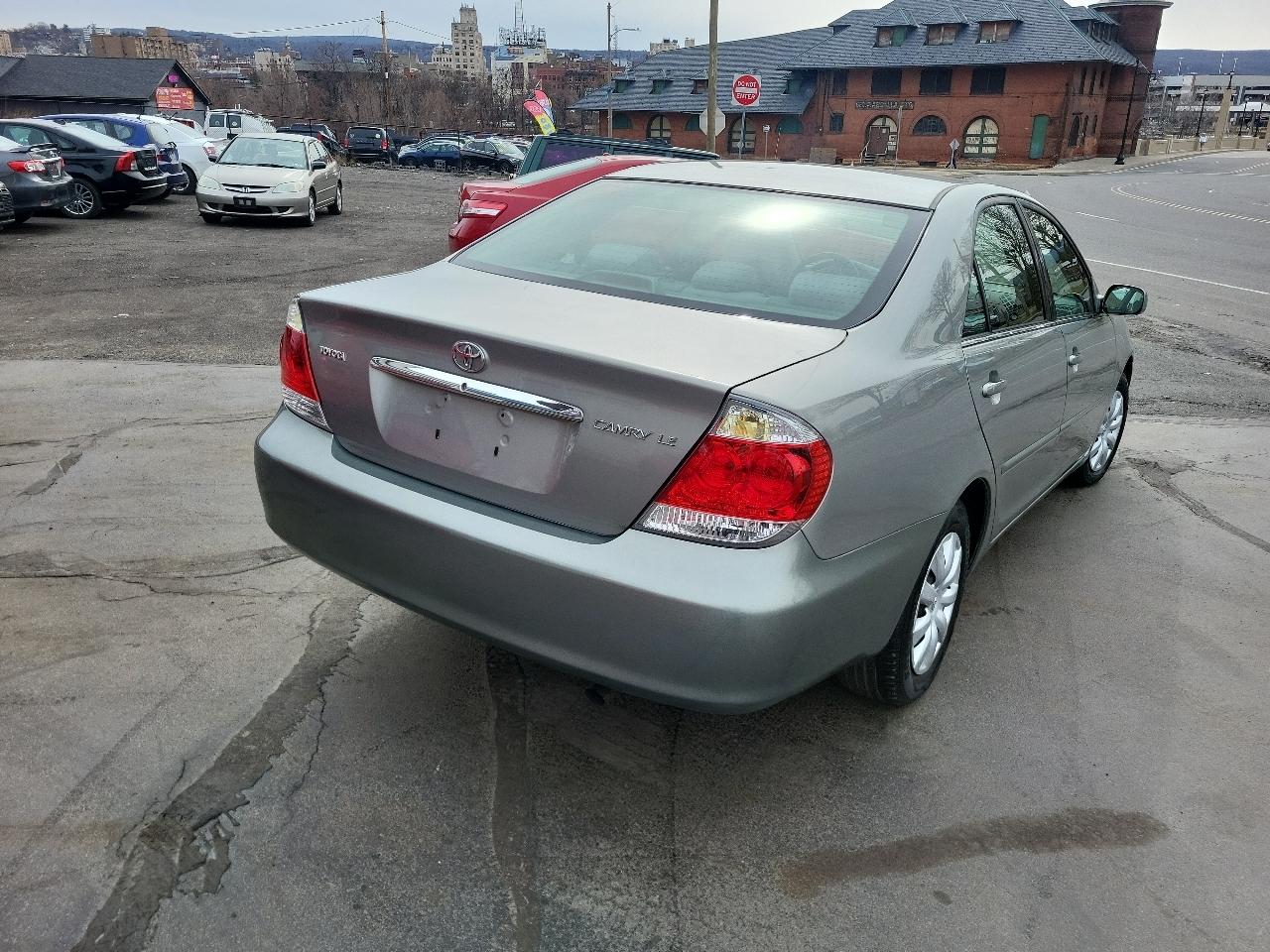 Toyota Camry 4dr Sdn XLE Auto (Natl) 2005
