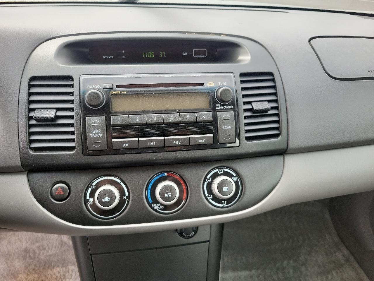 Toyota Camry 4dr Sdn XLE Auto (Natl) 2005