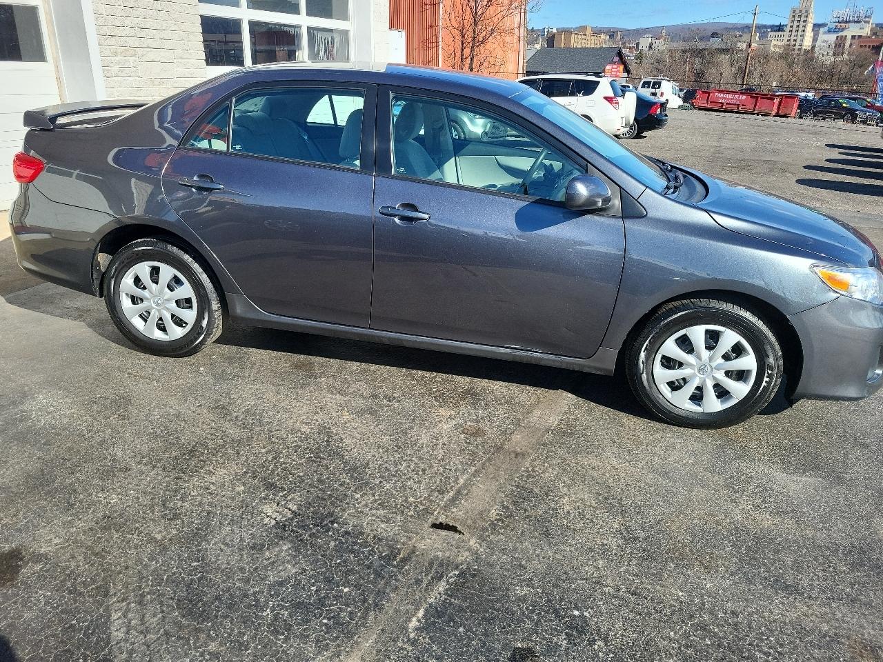 Toyota Corolla 4dr Sdn Auto LE (Natl) 2011