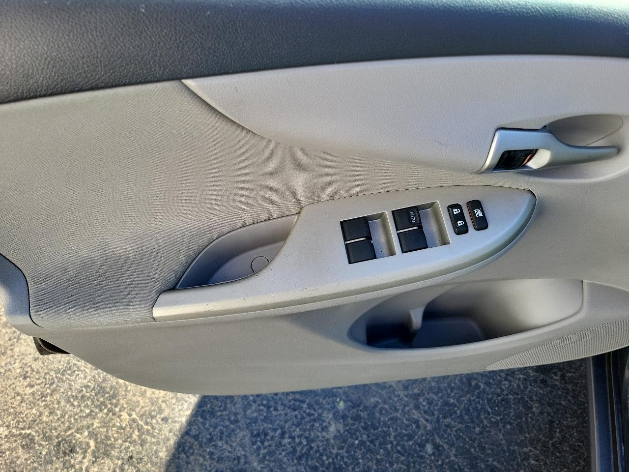 Toyota Corolla 4dr Sdn Auto LE (Natl) 2011