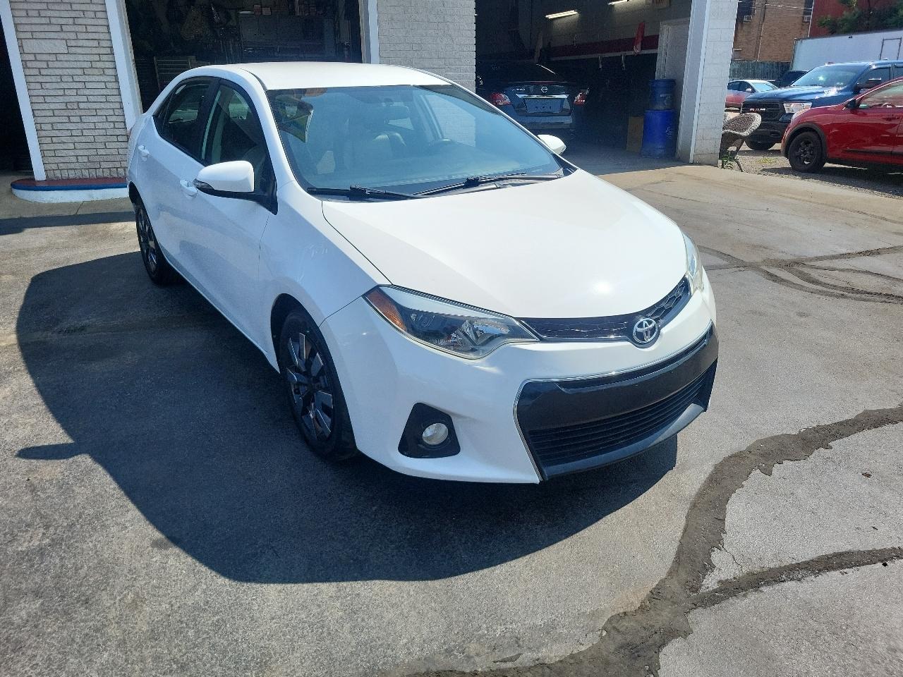Toyota Corolla 4dr Sdn CVT LE Premium (Natl) 2015