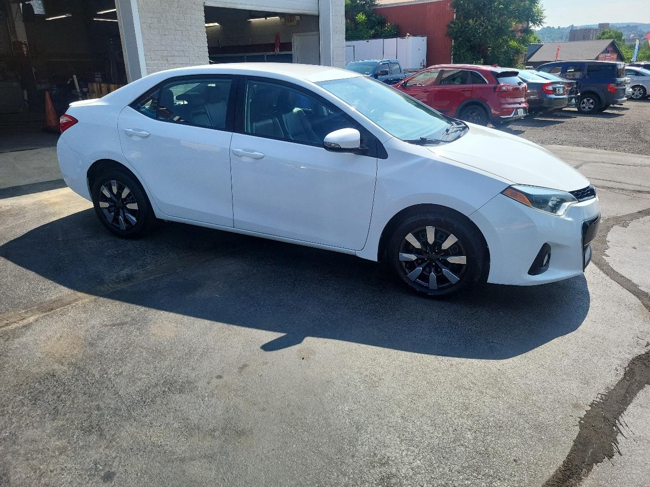 Toyota Corolla 4dr Sdn CVT LE Premium (Natl) 2015