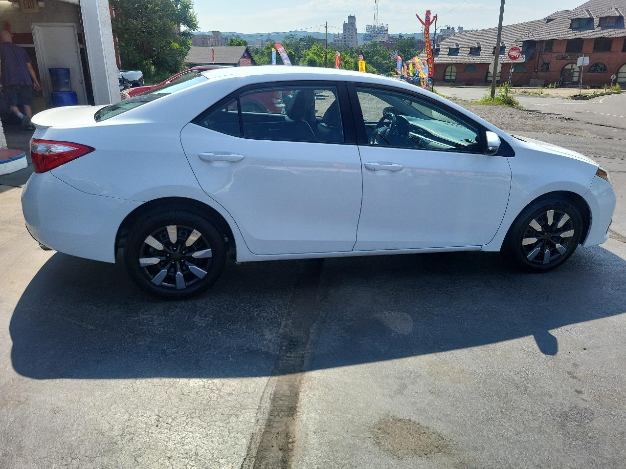 Toyota Corolla 4dr Sdn CVT LE Premium (Natl) 2015