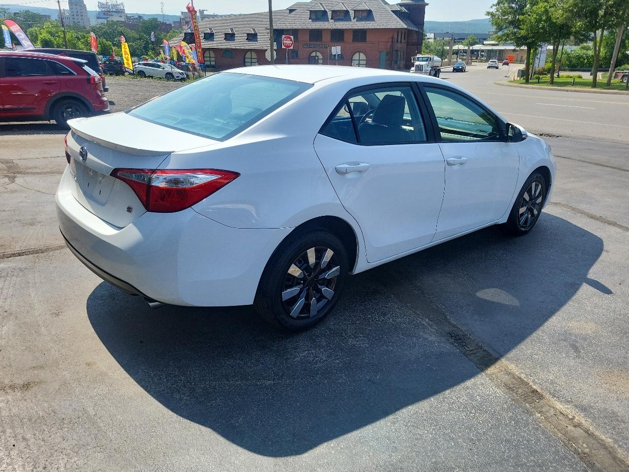 Toyota Corolla 4dr Sdn CVT LE Premium (Natl) 2015