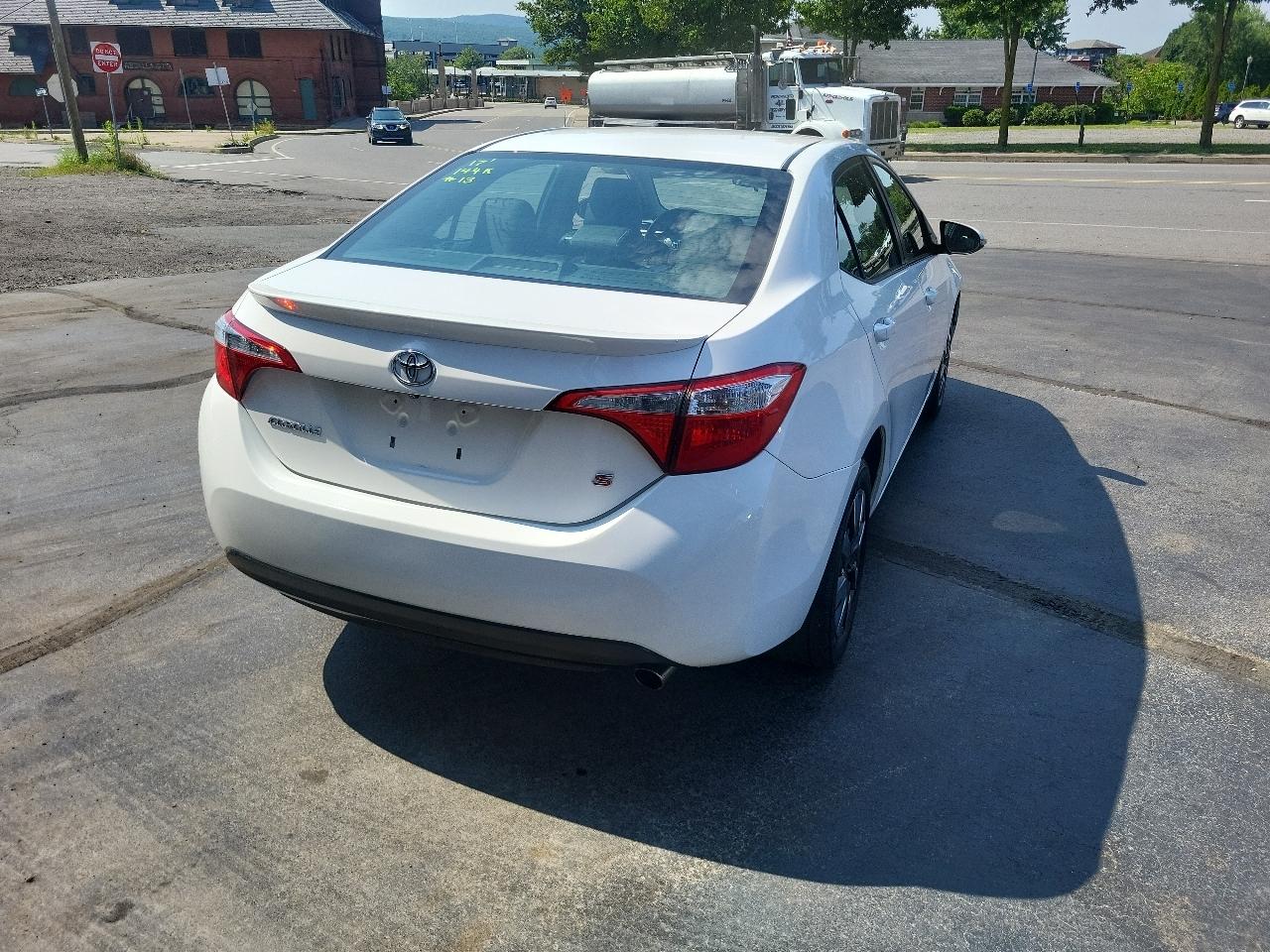 Toyota Corolla 4dr Sdn CVT LE Premium (Natl) 2015