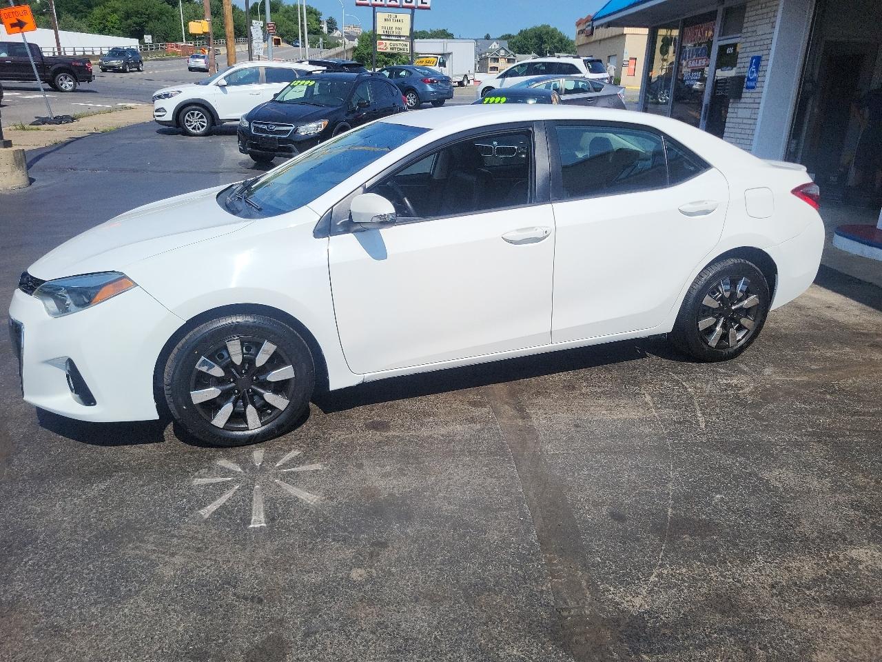 Toyota Corolla 4dr Sdn CVT LE Premium (Natl) 2015
