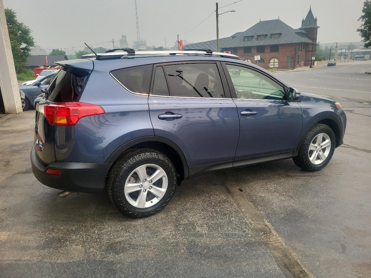 Toyota RAV4 AWD 4dr XLE (Natl) 2013