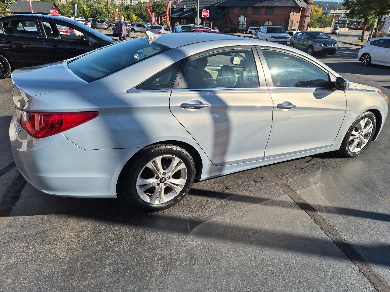 Hyundai Sonata 4dr Sdn 2.4L Auto Ltd PZEV 2011