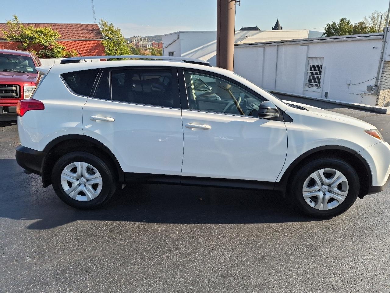 Toyota RAV4 AWD 4dr LE (Natl) 2015