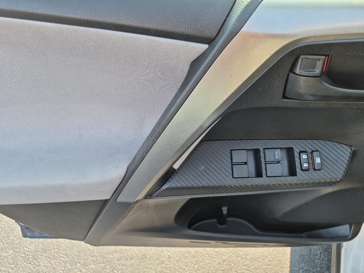 Toyota RAV4 AWD 4dr LE (Natl) 2015