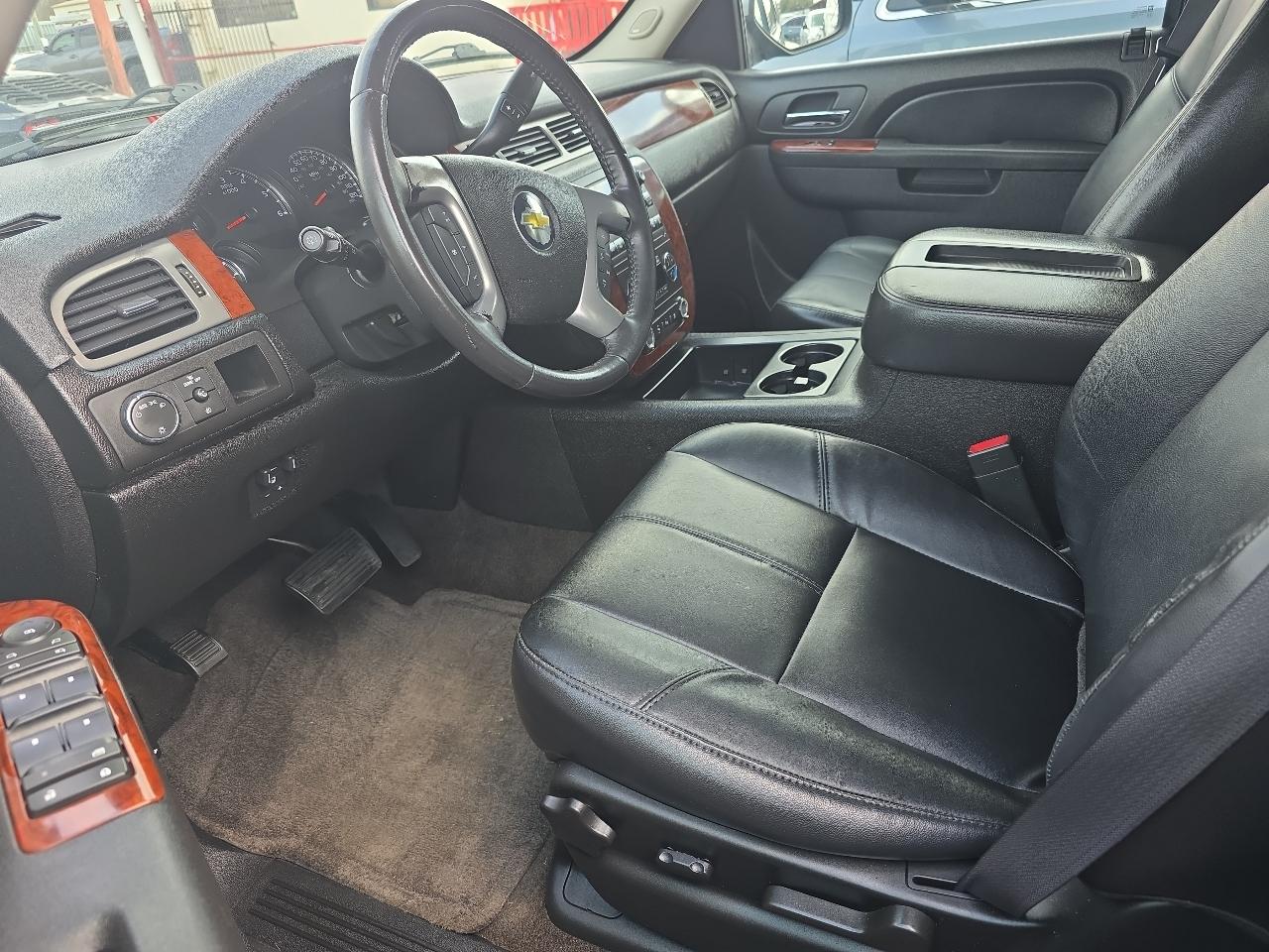 Chevrolet Suburban LT 1500 2WD 2011