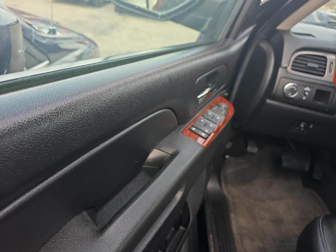 Chevrolet Suburban LT 1500 2WD 2011