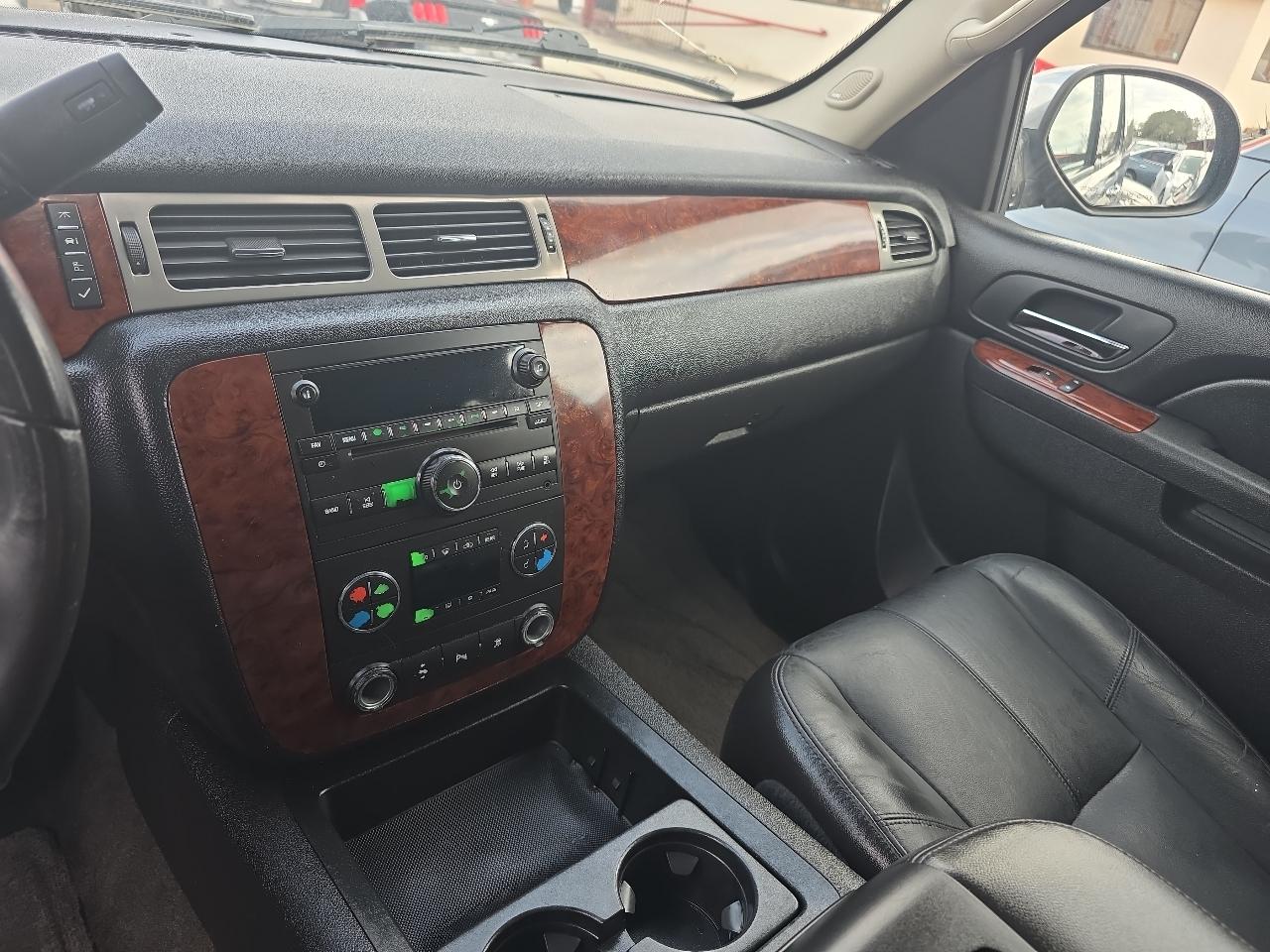 Chevrolet Suburban LT 1500 2WD 2011