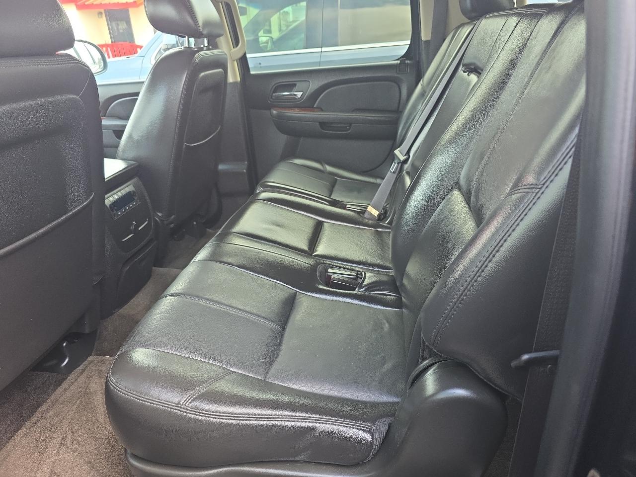 Chevrolet Suburban LT 1500 2WD 2011