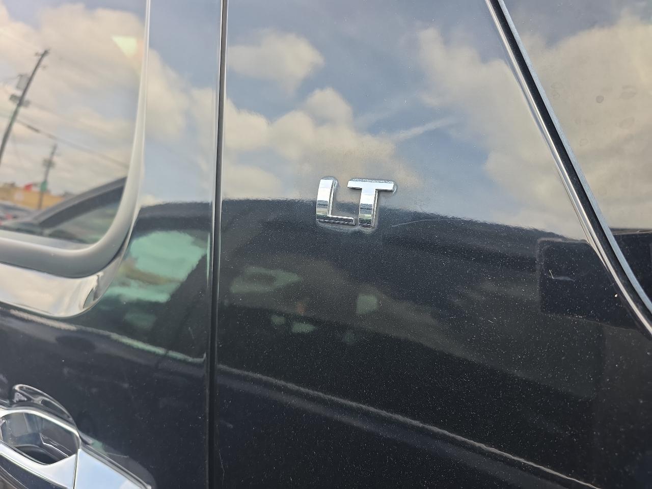 Chevrolet Suburban LT 1500 2WD 2011