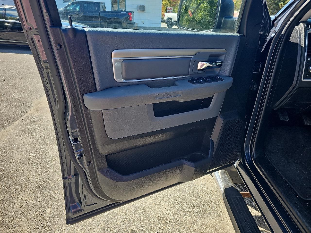 RAM 1500 SLT Crew Cab SWB 4WD 2014
