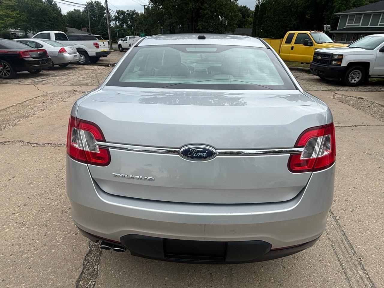 Ford Taurus SE FWD 2010