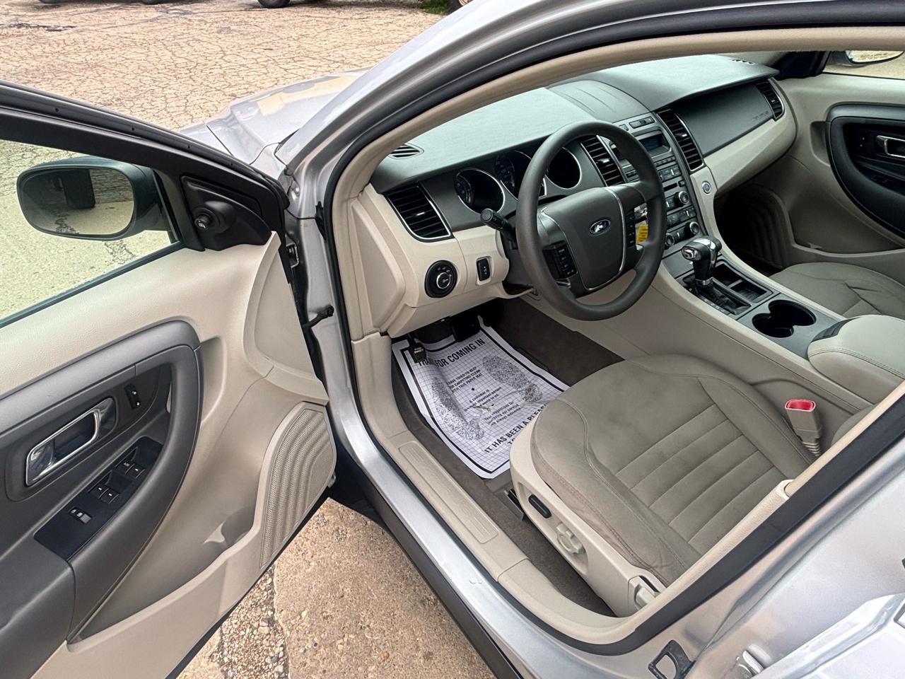 Ford Taurus SE FWD 2010