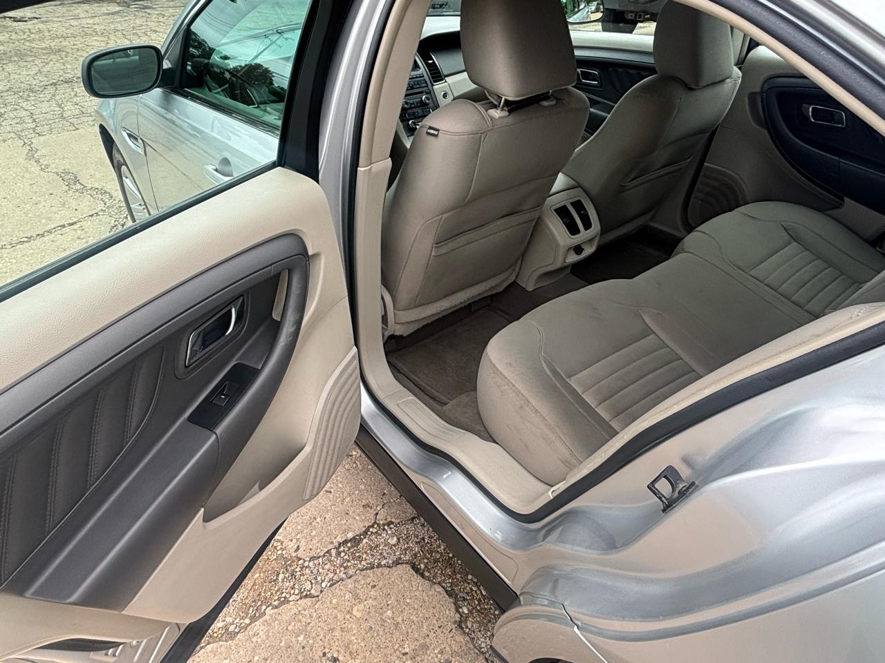 Ford Taurus SE FWD 2010