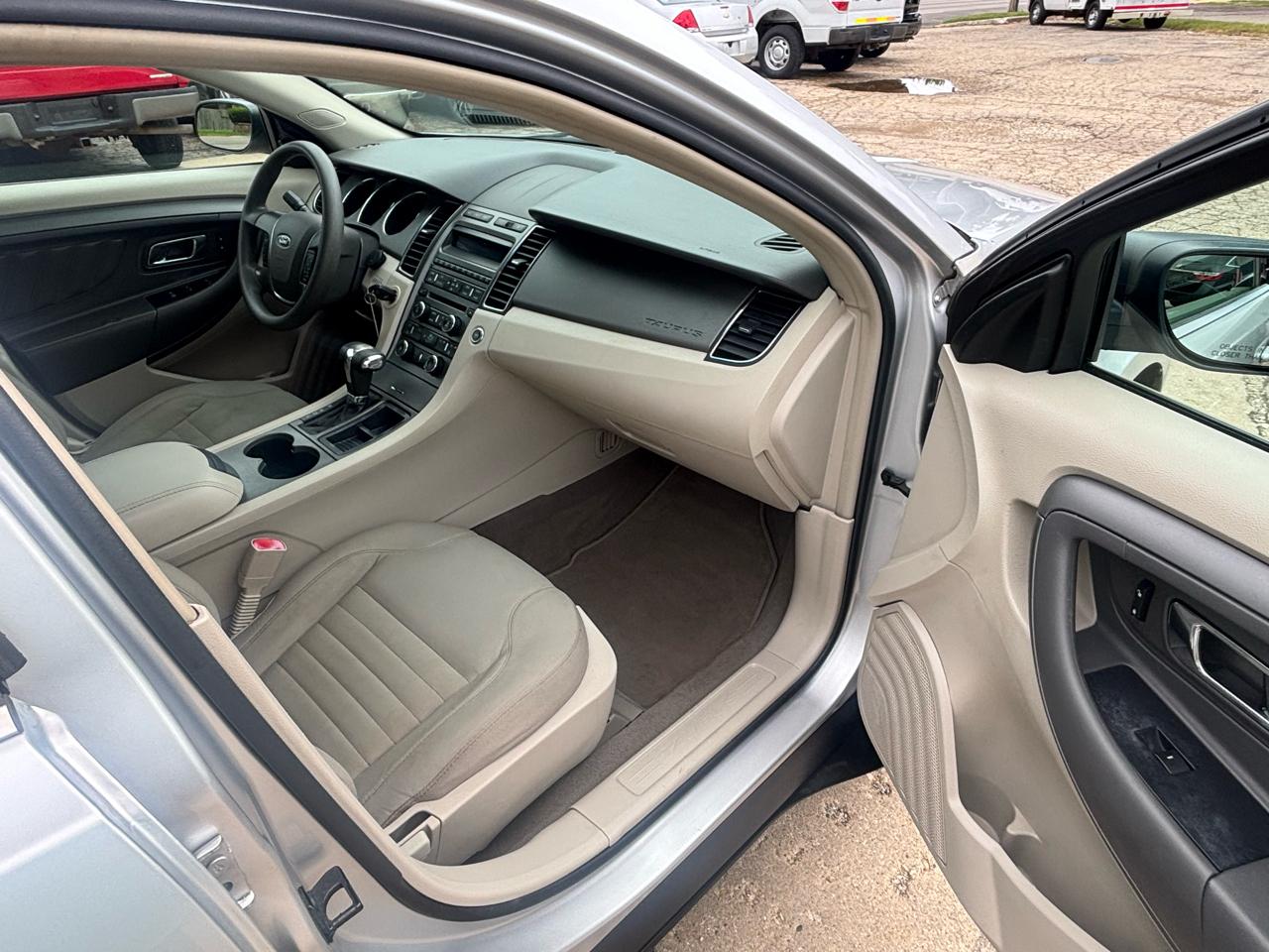 Ford Taurus SE FWD 2010