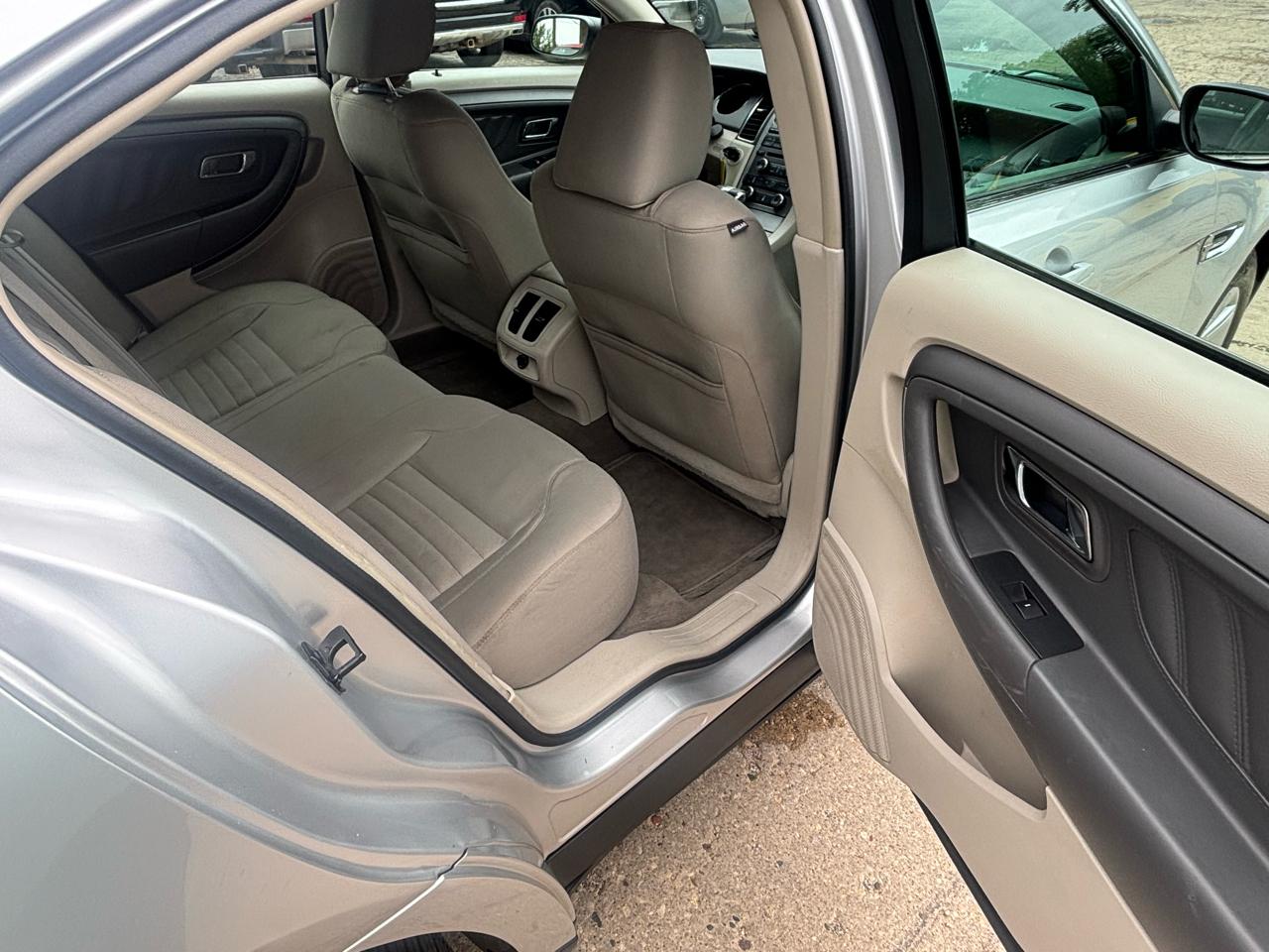 Ford Taurus SE FWD 2010