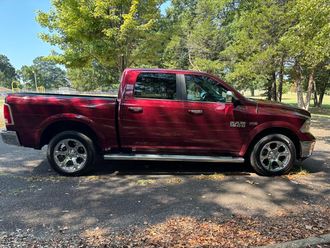 RAM 1500 4WD Crew Cab 140.5" Laramie 2016