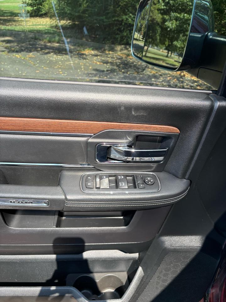 RAM 1500 4WD Crew Cab 140.5" Laramie 2016
