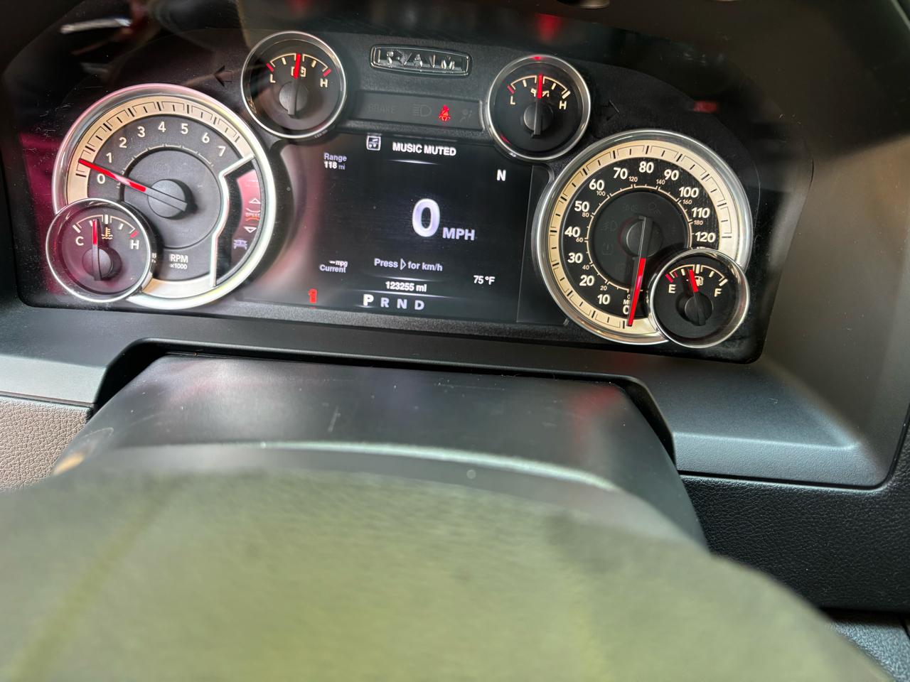 RAM 1500 4WD Crew Cab 140.5" Laramie 2016