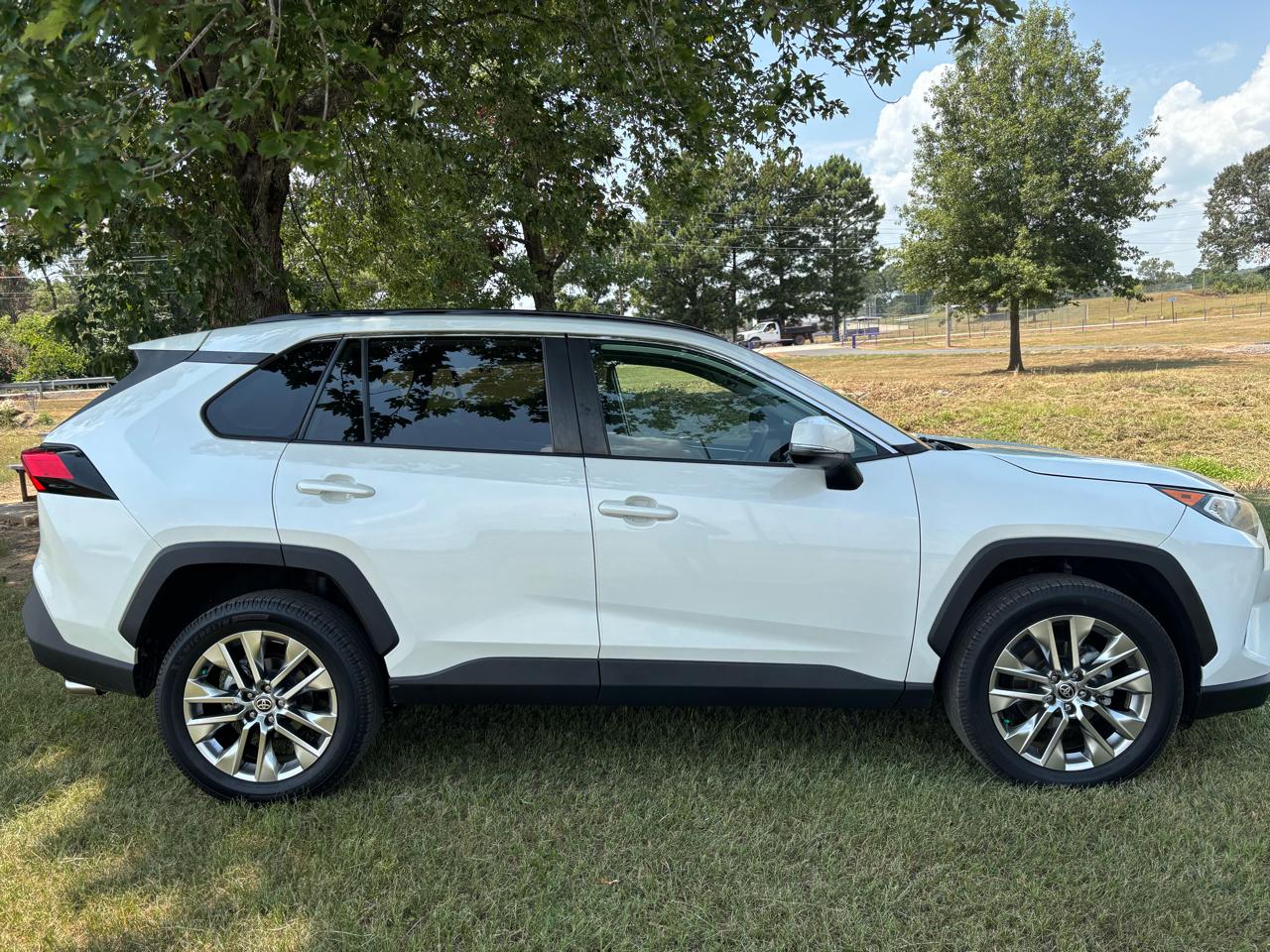 Toyota RAV4 XLE Premium FWD (Natl) 2021