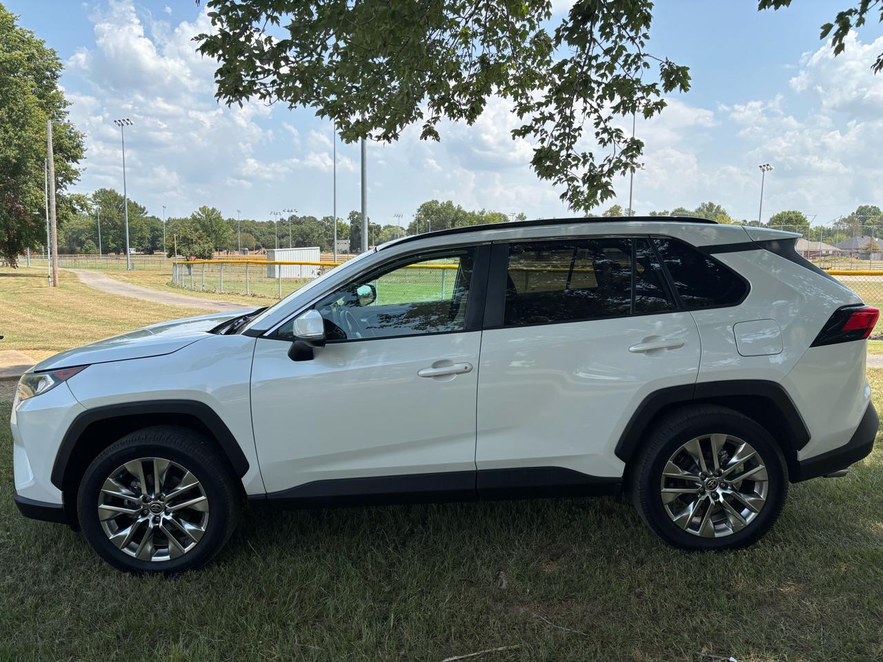 Toyota RAV4 XLE Premium FWD (Natl) 2021